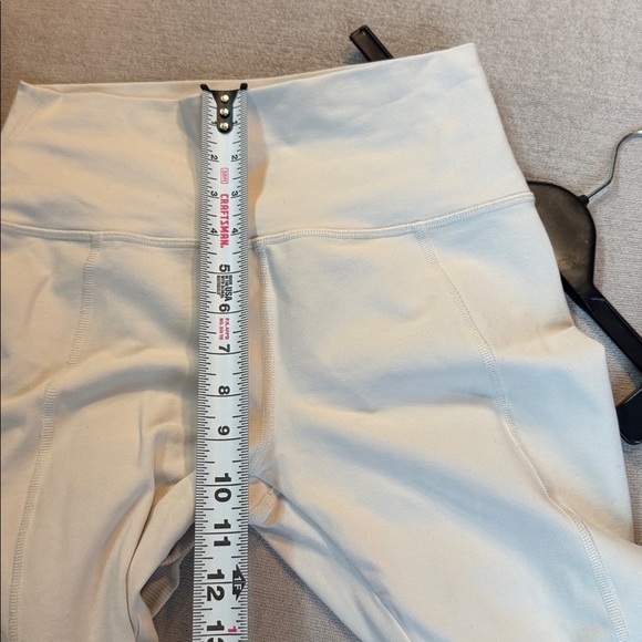 Alo yoga high waisted cream cargo leggings - Picture 13 of 13